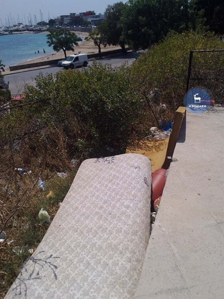 Αυτή ήταν η εικόνα πάρκου, σε κεντρικό σημείο της Ρόδου πριν μερικές εβδομάδες: Μέχρι και στρώματα είχαν τοποθετήσει με... θέα θάλασσα.