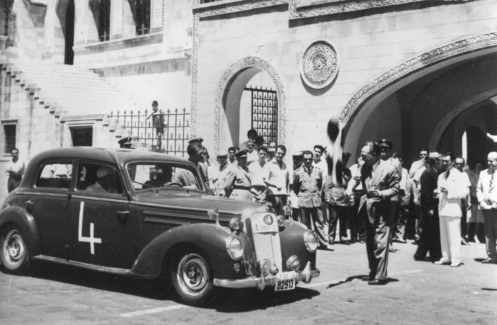 Ο γύρος του νησιού που έτρεχαν οι Ροδίτες ξεκινούσε έξω από τη Νομαρχία                  ΦΩΤΟ ΜΑΝΟΛΗΣ ΧΑΤΖΗΣΤΑΜΑΤΙΟΥ