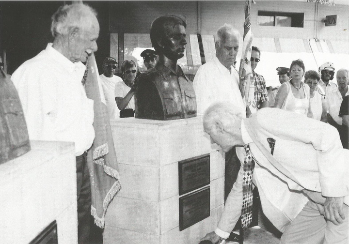 Ο συνταγματάρχης Ντέιβιντ Σάδερλαντ καταθέτει στεφάνι στις προτομές των δύο ηρώων στη Ρόδο