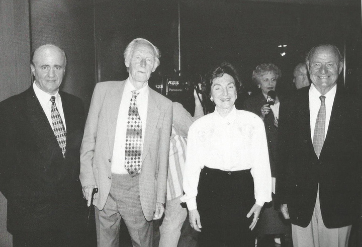 Από την επίσκεψη στη Ρόδο του συνταγματάρχη Ντέιβιντ Σάδερλαντ. Διακρίνεται ο τότε Άγγλος πρόξενος Δημήτρης Δημητριάδης με τη σύζυγό του και στο άκρο δεξιά ο λόρδος Τζέλικο από τους πρωταγωνιστές των συμμαχικών επιχειρήσεων στο Αιγαίο.