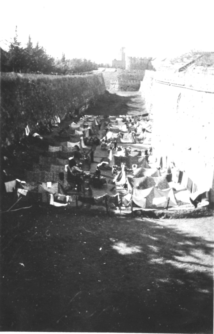 Ο τόπος συγκέντρωσης των Ελλήνων κρατούμενων  στην Μεσαιωνική Τάφρο (φωτογραφία αρχείο Βρατσάλη)
