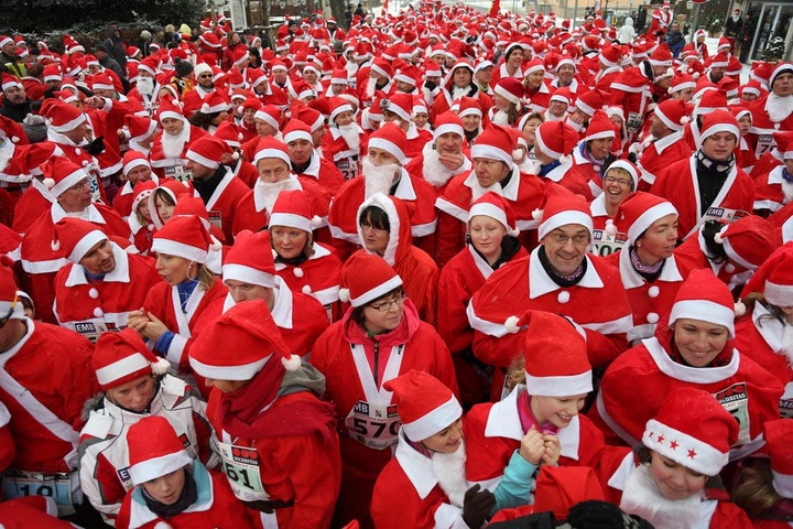 Πλήθος κόσμου δίνει το παρών στο Santa Run ανά τον κόσμο