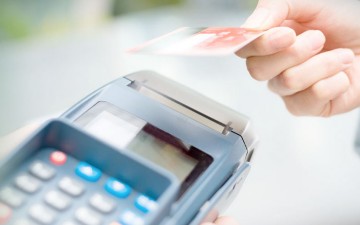 Συναλλαγές μόνο με πλαστικό χρήμα