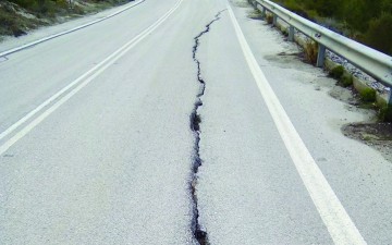 Μεγάλη ρωγμή στο δρόμο μεταξύ  Προφύλιας και Ιστρίου!