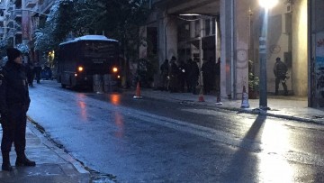 Τρομοκρατικό χτύπημα σε διμοιρία των ΜΑΤ έξω από τα γραφεία του ΠΑΣΟΚ