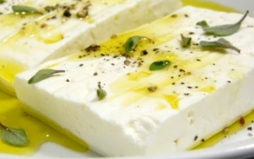 Τυρί φέτα: Τι προσφέρει και τι κινδύνους κρύβει