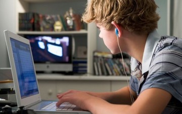 Περίπου τέσσερις ώρες τη μέρα μπορούν οι έφηβοι να περνάνε μπροστά σε υπολογιστές, χωρίς να κάνουν κακό στον εαυτό τους