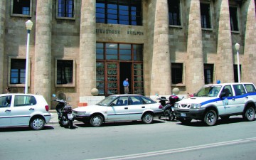 Επιτέθηκε με αυτοκίνητο εναντίον της  πρώην συζύγου του και του φίλου της