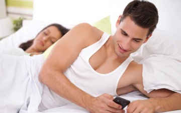 Ο σύντροφός σας  σας απατάει;  Ντέτεκτιβ περιγράφει τα «σημάδια»