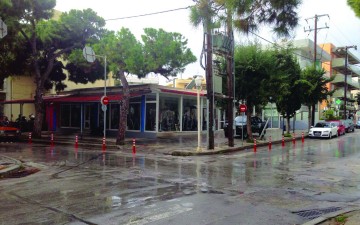 Ολημερίς έβαζαν τα κολωνάκια, το ...βράδυ ξηλωνόταν