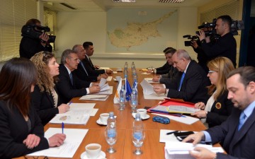 Στη Λευκωσία, η πρώτη συνάντηση για το Μνημόνιο Συνεργασίας Ελλάδας και Κύπρου για θέματα αποδήμων