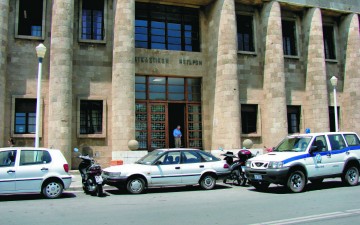 Κατηγορείται ότι έκλεψε την ξαδέλφη και την κουμπάρα της!