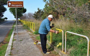 Συνεχίζει εθελοντικά το νοικοκύρεμα της πόλης