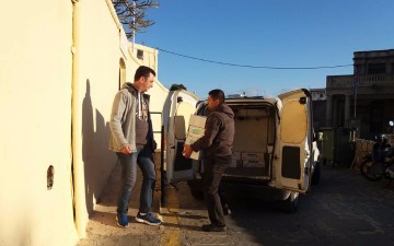 4500 σουβλάκια παραδόθηκαν στους Ιερούς ναούς Αγ. Παντελεήμονα και Αγ. Αποστόλων για την Τσικνοπέμπτη
