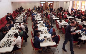 Τα παιδιά παίζουν σκάκι