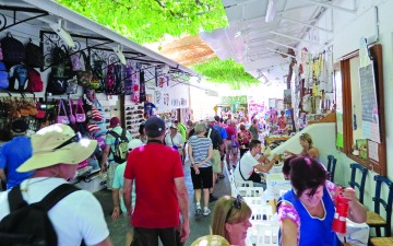 Αυξημένα τουριστικά έσοδα κατά 1 δισ. ευρώ το 2017