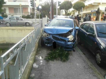 Συμβαίνει τώρα: Σύγκρουση αυτοκινήτων στην πόλη της Ρόδου με υλικές ζημιές