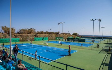 Συνωστισμός στο τένις...