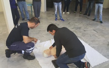 Όταν οι εργαζόμενοι του ΕΚΑΒ παραδίδουν μαθήματα ζωής...