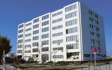Αθώος ο 69χρονος που μπήκε στη ΔΟΥ με τσεκούρι