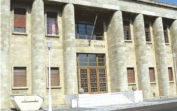 Τρεις Άγγλοι θα δικαστούν για ομαδικό βιασμό συμπατριώτισσάς τους