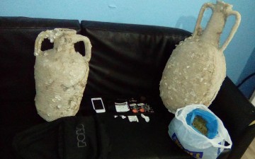 Δύο συλλήψεις στην Κάλυμνο για χασίς και αρχαίους αμφορείς