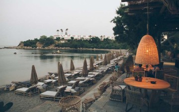 Santa Marina:  το beach restaurant bar  με την εξωτική ατμόσφαιρα 