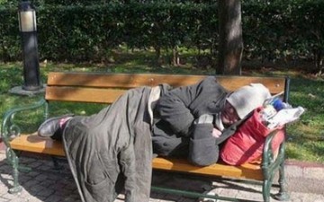 Άστεγοι στο Κοιμητήριο της Ιστορίας