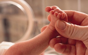 «Άγγελο» ονόμασαν το αγοράκι που εγκατέλειψε σε χαρτοκιβώτιο η μητέρα του