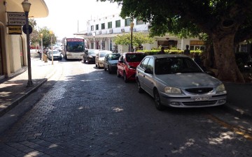 Ρόδος: Είδαν κι απόειδαν κι έβαλαν...  κολωνάκια στο δρόμο