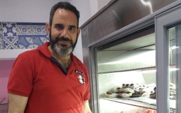 Ο ζαχαροπλάστης που χαρίζει γλυκά και αλμυρά σ΄ όλη τη Ρόδο!