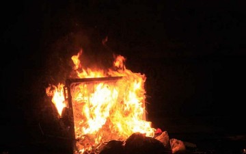 Έβαλε φωτιά σε κάδους και σε μία μοτοσικλέτα