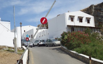 Κλείνει για τα φορτηγά η είσοδος του Αγίου Παύλου στη Λίνδο