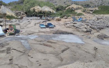 Μήπως θα βάλουν και... πλακάκια;