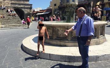 Ρόδος: Βούτηξε γυμνός για να πιάσει τα... κέρματα!