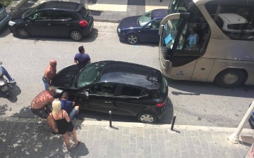Οι τουρίστες σήκωσαν με τα χέρια αυτοκίνητο  για να περάσει το λεωφορείο