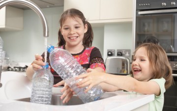 Δεν πρέπει να ξαναγεμίζουμε  τα πλαστικά μπουκάλια νερού