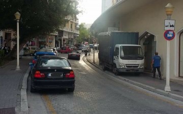 Καβάλησε το πεζοδρόμιο για να ξεφορτώσει τα εμπορεύματά του
