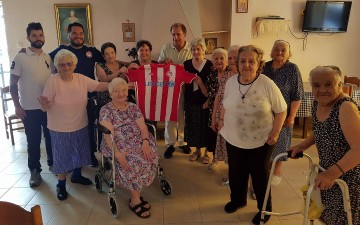 Ο Ολυμπιακός στο Χαραλάμπειο Γηροκομείο 