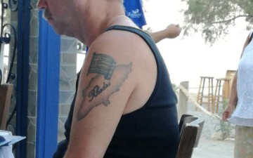 Γερμανός “χτύπησε” τατουάζ με τη Ρόδο  και την ελληνική σημαία
