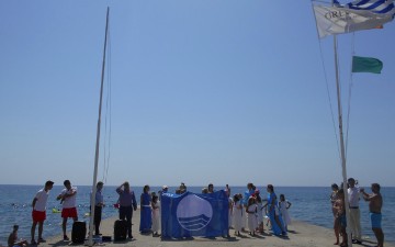 Γαλάζια σημαία στην παραλία του ξενοδοχείου Rhodos Royal