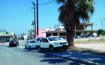 Χώροι στάθμευσης έγιναν και τα… πεζοδρόμια στο Φαληράκι