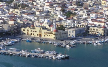 Αυτοκίνητο και ρυμουλκούμενο σκάφος έπεσαν στη θάλασσα