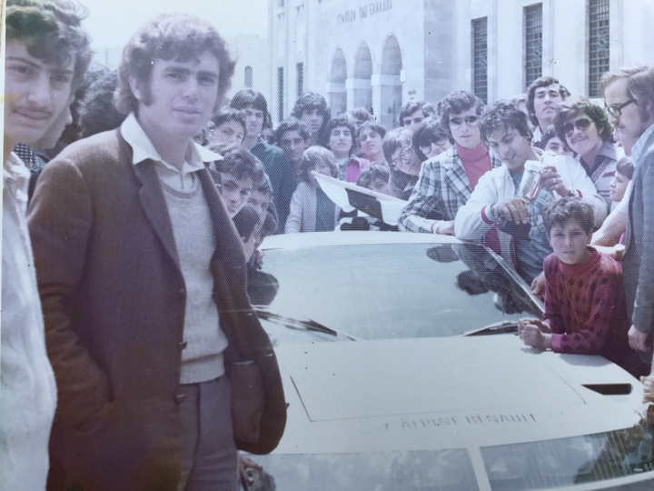 Μπροστά από την Τράπεζα της Ελλάδος, ο Μίμης  Καραγιάννης μαζί με δεκάδες φίλους του στους αγώνες το 1975