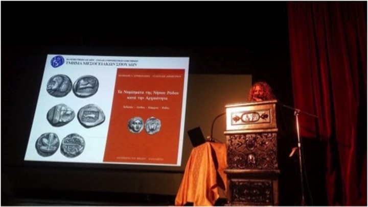 Η Κοσμητόρισσα της Σχολής Ανθρωπιστικών Επιστημών, κ. Έλενα Θεοδωροπούλου