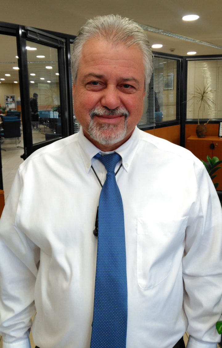 Ο Ηλίας Ηλιάδης, είναι Διευθυντής της Εθνικής Τράπεζας και πρώην Αντιδήμαρχος στο Δήμο Καλλιθέας