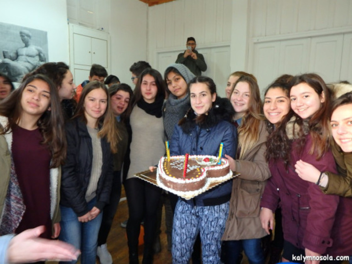 Μια μικρή έκπληξη περίμενε τη Ναχίντ από τις συμμαθήτριές της. Μια τούρτα με την ευχή «Happy new life Nahid»