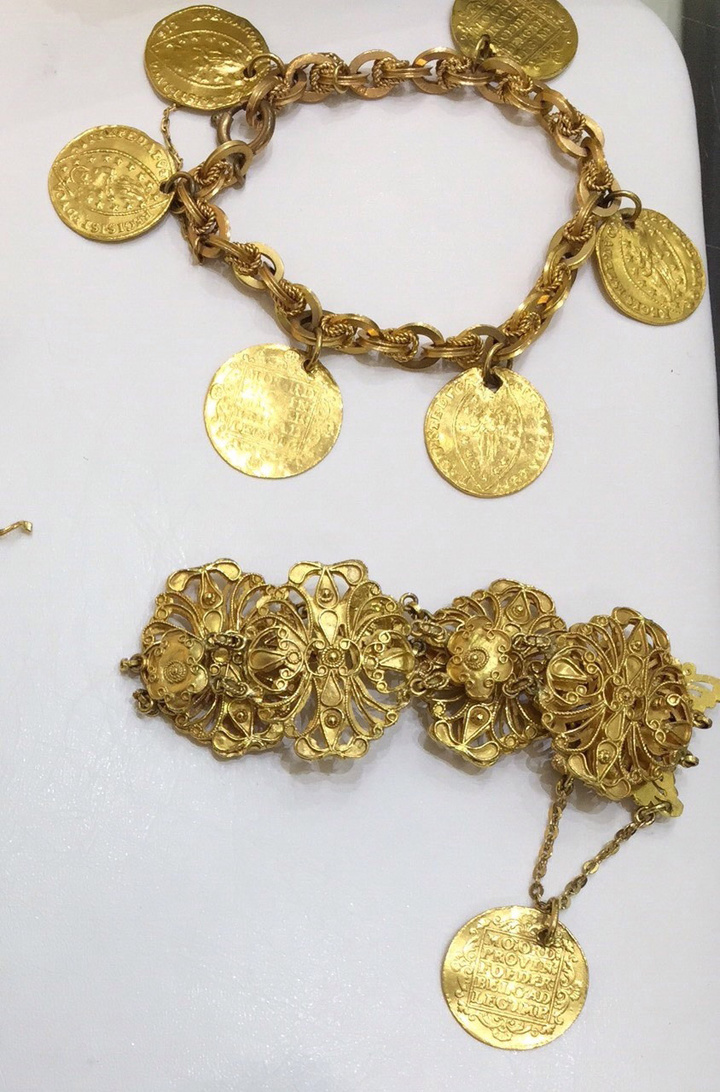 Χρυσά κοσμήματα γάμου με βενέτικα φλουράκια που  κατασκευάστηκαν  πριν τον πόλεμο