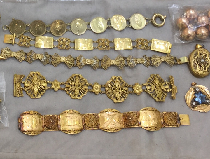 Βραχιόλια φτιαγμένα στη Ρόδο  σε χρυσό 18Κ  που κατασκεύασε  το εργαστήριο  “Δημητριάδη” στις αρχές του αιώνα