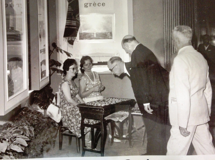 Συμμετοχή  της Μαίρης και του Βασίλη  Δημητριάδη  με ροδίτικο  κόσμημα,  σε έκθεση στο Μπάρι Ιταλίας γύρω στο 1950